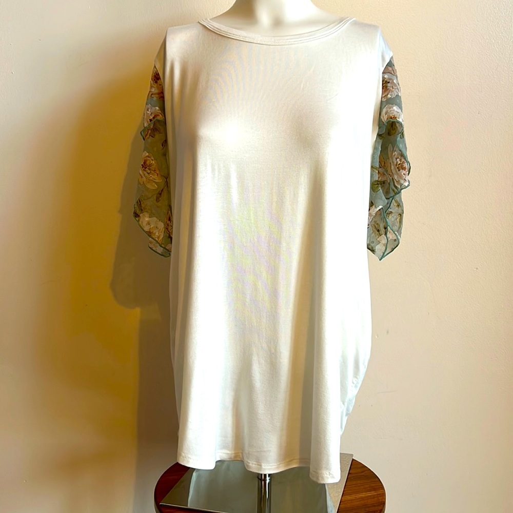Orange farm 1881 boutique NWT floral sleeve top